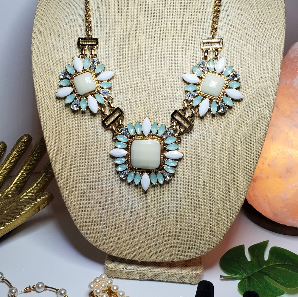 Statement necklace. - Picture 3 of 3